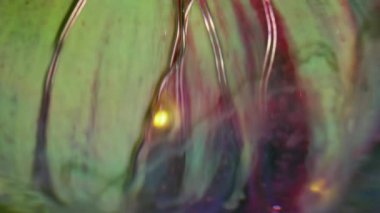 Mürekkep sıçraması. Canlı bir çelenk. Soyut sarı ışık sanat arka planında sönük mavi renkli parıltı dokusu ışıltılı duman akışı.