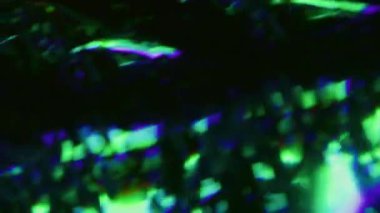 Fütürist ışık bulanıklığı. Kristal titreşimli. Yeşil mavi neon rengi düz olmayan parlak doku dönen akış. Siyah arkaplanda soyut ışıltı.