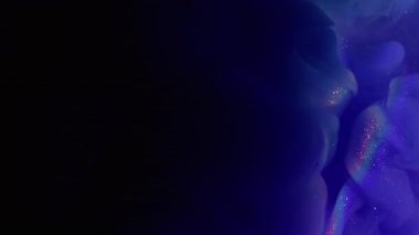 Pırıltılı sis. Odaklanamayan akış. Mor mor menekşe parlak boya tozu siyah arkaplana sıçramış. Soyut renk parlayan su dokusu.