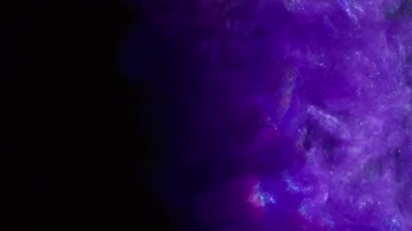 Mürekkep girdabı. Parıltı akıyor. Mor menekşe rengi patlama parıldayan sıvı bulut karışımı. Mistik koyu bulanık soyut sıvı neon gökkuşağı ışık arkaplanı.
