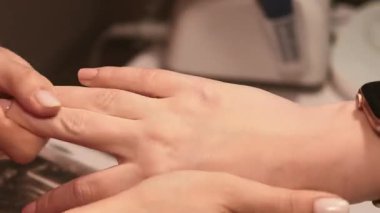 El masajı. Manikür tedavisi. Profesyonel usta tırnak ovma kadın kozmetik bakım prosedüründen önce gerginlik giderici ağrı.