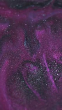 Dikey video. Parlak boya dökülmüş. Parıldayan sıvı dalga. Odaklanmamış mor renk parıldayan akrilik doku akışı soyut sanat arkaplanı.