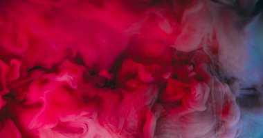 Pembe sis dokusu. Sis mürekkebi sıçraması. Soyut arkaplana yayılan su altı akrilik dumanı odaklanmış renkli bulutsu simleri.