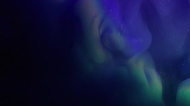 Parlak toz. Parlak mürekkep. Mavi menekşe yeşil parlak sıvı neon etkisi siyah su arka planında. Odaklanmamış renk lensi soyut.