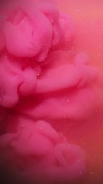 Dikey video. Buhar mürekkebi. Parıldayan dalga dokusu. Odaklanamayan pembe turuncu akrilik su soyut siyah sanat arka planına yayılıyor..