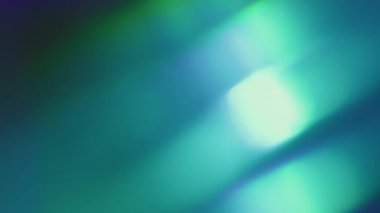 Fişek bulanıklığı. Ray sızıntısı. Mavi yeşil renkli neon parlak desen aydınlatmalı dönüş akışı soyut sanat çizgisi koyu arkaplanda parıldıyor.
