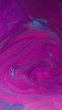 Dikey video. Sıvı karışımı. Akan mürekkep. Odaklanmamış mor mavi renk kimyasal partiküller soyut arkaplanda yüzen suyu dalgalandırır.