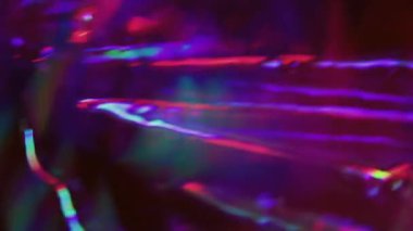 Odaklanamayan parlak lens. Neon sızıntısı. Işıldayan kırmızı menekşe kristal yansıma parlaklığı siyah arkaplanda dönüyor. Renkli kaleydoskop parıltısı.