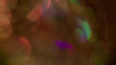 Gradyan aydınlatma bulanıklığı. Işıl ışıl parlıyor. Siyah arka planda renkli spiral parıltı. Mor kırmızı neon yuvarlak soyut ışık.