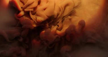 Mürekkep suyu. Portakal rengi pigmentler. Soyut sanat akrilik sualtı zeminine yayılan renksiz gökkuşağı renk simli bulut parçacıkları.