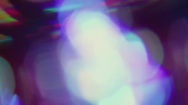 Bulanık spektrum lensi. Işıl ışıl parlıyor. Kırmızı mor daireler siyah arkaplanda kıvılcımlar saçar. Renkli sanat ışınları soyut dokuları parıldatır.