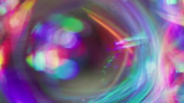 Disko alevi bulanıklığı. Neon yüzük. Koyu arkaplanda kırmızı, yeşil, parlak bir çember. Spektrum kaleydoskop soyut etkisi.