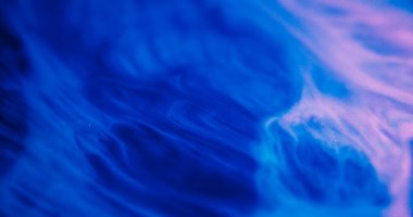 Mürekkep akışı bulanık. Sanat emülsiyonu. Mavi mor floresan rengi sıvı dalga. Neon girdabı akrilik doku soyut karıştırma pigmenti arkaplanı.