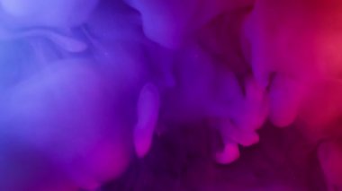 Mürekkep damlası karışımı. Neon bulutu sisi. Bulanık pembe mavi parlak gökkuşağı parçacıkları soyut sanat arka planına yayılıyor.