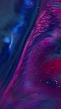 Dikey video. Bulanık parlak boya. Soyut sim arkaplanı. Odaklanmamış mavi kırmızı renk su dalgalanma deseni sıvısı koyu siyah sanat üzerinde yüzüyor.