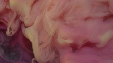 Duman boyası karışımı. Işıltılı su sıçratma. Odaklanmamış pembe renk bulutu duman dokusu simli gökkuşağı sisi soyut sanat akrilik arka planına yayılıyor.