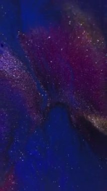 Dikey video. Mürekkep karışımı. Bulanık ıslak mermer. Odaklanmamış mavi altın rengi desen sıvı yuvarlak parlak soyut koyu siyah arkaplan üzerinde yüzer.