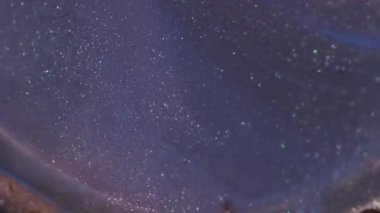 Boya serpintisi. Parlak doku. Odaklanmamış mavi turuncu mor renkli parlak baloncuklar soyut sanat arka planında ışıldayan yağ sıvısı.