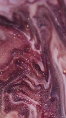 Dikey video. Yağ sıvısı. Boya sanatı. Odaklanmamış mor bronz renk akan ıslak lekeler sıvı soyut akrilik arka planda yayılıyor.