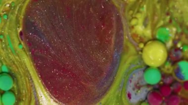 Parlak bir serpinti. Mürekkep yağı karışımı. Odaklanmamış sarı, kırmızı, ışıl ışıl su dokusu. Süzülen parlak baloncuklar, soyut sanat arkaplanı..