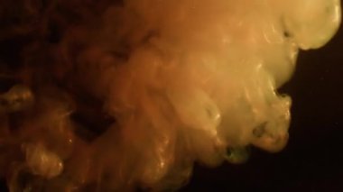 Sis dokusu. Mürekkep arkaplanı. Odaklanmamış turuncu renkli parıltılı su sisli gökkuşağı parçacıkları akrilik sanat soyutlamasına yayılıyor..