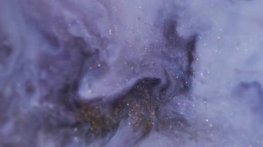 Mürekkep dumanı. Renk dumanı. Odaklanamayan mor, sarı, ışıldayan partiküller. Sis kimyasal sıvı, sanat eserleri üzerinde dönüyor. Yaratıcı soyutlama.