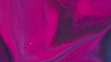 Parıltılı boya suyu. Parlak akrilik sıvı. Soyut arkaplanda, pembemsi mor parlak pigmentler koyu siyah lekeler.