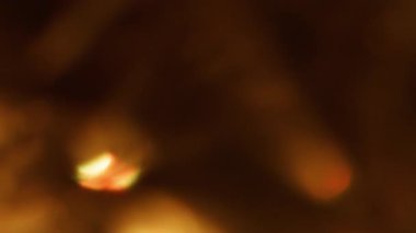 Bokeh çemberi. Renkli ışık parlaması. Odaklanmamış turuncu parıltı soyut görsel karanlık sanat arka planında göz kamaştırıcı ışıltı..