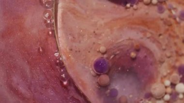 Su mürekkebi. Yağ arka planı. Odaklanmamış mor turuncu simli akrilik kabarcıklar sanatın soyutlamasında sıvı yuvarlak parlak dokuyu harmanlıyor.