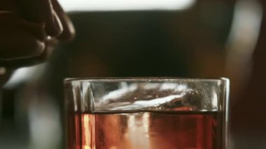 İçecek hazırlıyorum. Citrus kokteyli. Barmen eli portakal suyu serpiyor cam kenarlarını siliyor. Parlak aromatik ferahlatıcı aperatif.