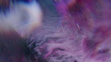 Boya döküldü. Boya karışımı dalga. Bulanık mor mavi renkli mürekkep simli koyu siyah gökkuşağı kabarcığı soyut Bokeh hafif sanat arka planında.