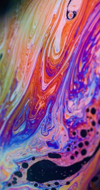 Görüntü sanat akışı. Psikedelik kimyasal mürekkep. Yakıt dokusunda turuncu kırmızı renk karışımı. Siyah arkaplan üzerindeki soyut gradyan parlak dalga.