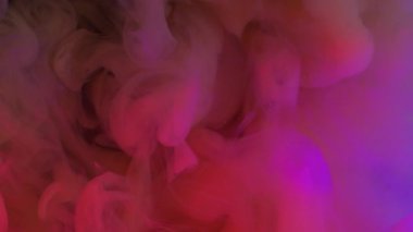 Boya karışımı. Neon bulutu bulanıklığı. Bulanık pembe renk parıltılı gökkuşağı suyu soyut sualtı sanat arkaplanına yayılan su sıçrama dokusu.