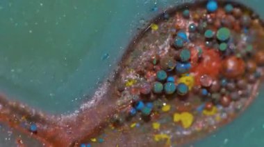 Deri boyası. Yağ arka planı. Odaklanmamış mavi turuncu renk parıldayan parlak su dokusu baloncukları sanat Bokeh soyutlamasına akıyor.