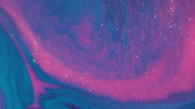 Bokeh parçacıkları yayıyor. Parıltı karışımı. Su akrilik ıslak su içerisindeki pembemsi mavi mürekkep soyut bokeh arka planına dökülüyor.