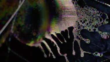 Sinyal hasarı. Arıza hatası. Mavi mor renkli gökkuşağı eserleri koyu siyah soyut bokeh arka planda dijital kırık serpinti sıvısı.