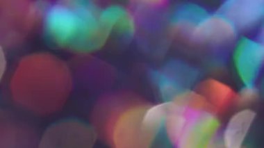 Görüntü parlıyor. Parıldayan ışık. Odaklanmamış pembe neon renkli yuvarlak parlak gökkuşağı deseni soyut bokeh arkaplan üzerinde ışık saçar.