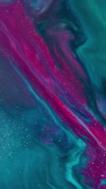 Dikey video. Mermer akarsu. Bulanık bokeh boyası. Odaklanmamış mavi mor renkli sim dokusu soyut arkaplanda yüzen su akrilik akışı.