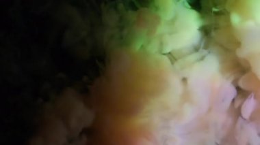 Buhar pigmenti. Boya sisi. Odaklanmamış pembe renk parlak gökkuşağı su sanat dokusu sim sisi soyut arkaplan üzerine parçacıklar yayıyor.