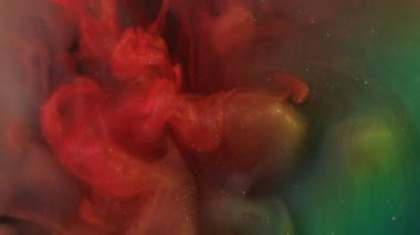 Mürekkep karışımı. Parıltı sıçraması. Odaklanmamış turuncu mavi renkli su tanecikleri soyut arkaplanda yayılan akrilik gökkuşağı bulutu.