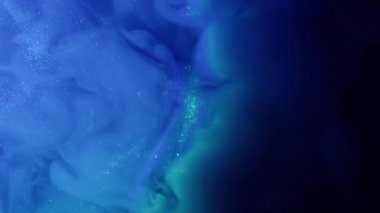 Mürekkep sisi. Gökkuşağı bulutu sıçraması. Bulanık mavi renkli parıltılı su ışıltılı buhar soyut siyah sanat arka planına yayılıyor.