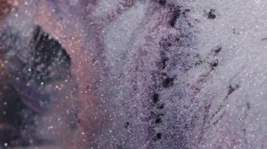 Parıldayan mürekkep. Işıl ışıl. Odaklanmamış beyaz mor renkli koyu siyah desenli sim rengi soyut bokeh arkaplan üzerine sıçramış..