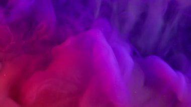 Sis dokusu. Neon mürekkep arka planı. Bulanık pembe mavi parlak su akrilik sanat soyutlamasına yayılan sis parçacıkları sıçrıyor.