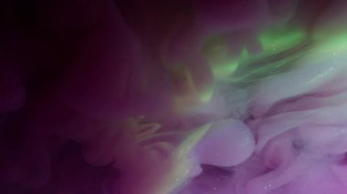 Parıldayan mürekkep. Buhar dokusu. Bulanık, mavi, sarı renk, su parçacıkları duman gökkuşağı, akrilik sıvı, soyut, siyah sanat arka planında..