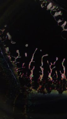 Dikey video. Piksel ekran. Bozulma sesi. Mavi turuncu renk arızası frekans objeleri dijital dalga koyu siyah sanat soyut arkaplan.