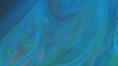 Enamel dokusu. Dökülen sıvı. Akrilik yaratıcı soyutlama üzerinde yüzen mavi renkli mürekkep kimyasal parlak pigment.