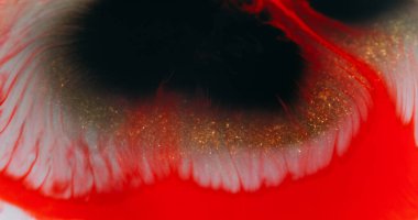 Islak kütle çözüldü. Boya dökülmüş. Kırmızı arka planda siyah beyaz, parlak, sıvı dalga karışımı bir renk. Soyut sanat suluboya sıçraması.