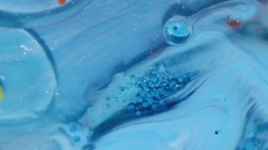 Boya akışı. Bokeh yağı. Odaklanmamış mavi turuncu renkli ışıltı kabarcıklar yuvarlak desen soyut akrilik arka planda köpüklü su boyası.