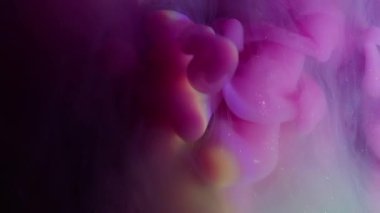 Parlak duman. Parıldayan bulut. Bulanık pembe, sarı, sisli, parlak, duman deseni soyut, akrilik, siyah arka planda yayılıyor..