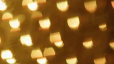 Odaklanamayan parıltı. Parlak doku. Sıcak turuncu renkli, optik, göz kamaştırıcı mercek, soyut ışık, görsel, bokeh sanat arka planında parlıyor..